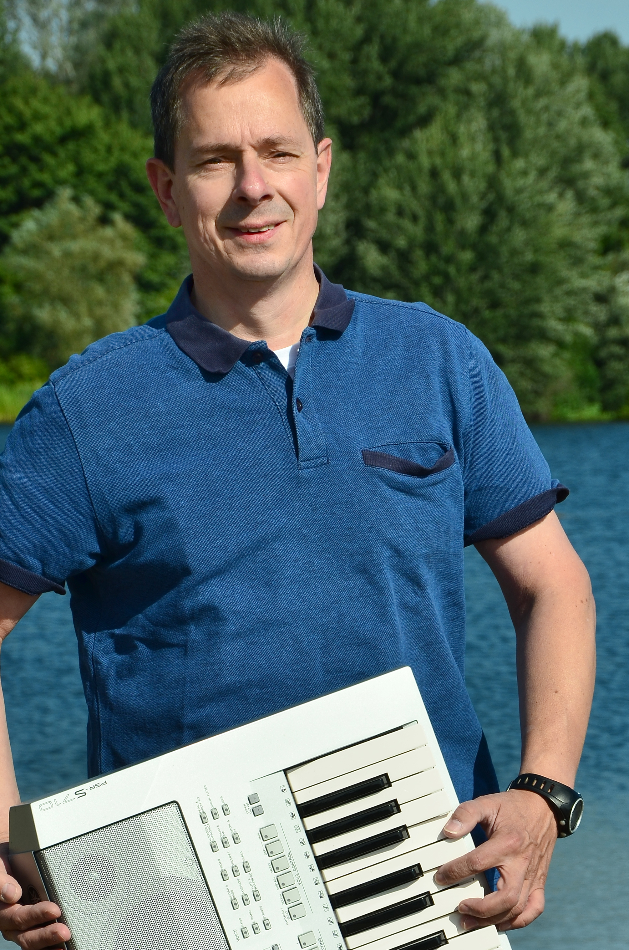 Frank (Celle) keyboard, backing vocals